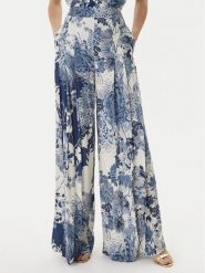 Guess Spodnie materiałowe W6GB02 W1578 Niebieski Regular Fit. Niebieskie spodnie materiałowe damskie Guess, m, z aplikacjami, z materiału. Za 669.99 zł.