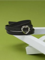 Pasek z imitacji skóry ze srebrną klamrą - czarny. Czarne paski damskie Sinsay, bez wzorów, ze skóry. Za 6.99 zł.