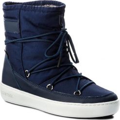 Śniegowce MOON BOOT - Pulse 24102500005 Blu Navy. Niebieskie śniegowce i trapery damskie Moon Boot, z materiału. W wyprzedaży za 479.00 zł.