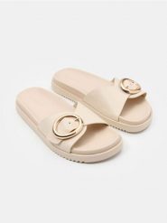 Klapki z szerokim paskiem i ozdobną klamrą z imitacji skóry - kremowy. Białe klapki damskie Sinsay, bez wzorów, ze skóry, bez obcasa. Za 49.99 zł.