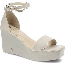 Beżowe Sandały Carinii Eleganckie Skórzane Buty. Brązowe klapki damskie Carinii, bez wzorów, ze skóry, bez obcasa, na koturnie, bez zapięcia. Za 245.00 zł.
