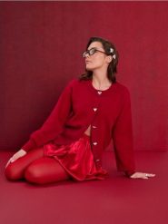 Sweter z ozdobnymi guzikami - pomarańczowy. Brązowe swetry damskie Sinsay, l, bez wzorów, bez kołnierzyka, bez ramiączek, bez kaptura. Za 59.99 zł.