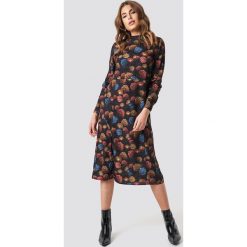 NA-KD Sukienka midi ze stójką - Black,Multicolor. Czarne sukienki damskie NA-KD, ze stójką, z długim rękawem. Za 121.95 zł.