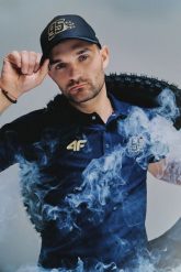 4F Koszulka polo regular uniseks 4F x Bartosz Zmarzlik - granatowa XXL. Niebieskie koszulki polo męskie 4f, m, bez wzorów, z bawełny, eleganckie, bez ramiączek. Za 129.99 zł.