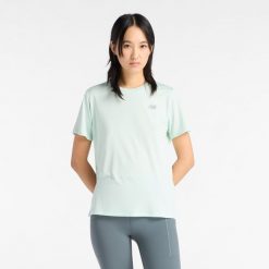 Koszulka damska New Balance WT41222COJ – miętowa. Zielone koszulki sportowe damskie New Balance, xs, bez wzorów, z materiału, eleganckie, bez kołnierzyka. Za 149.99 zł.