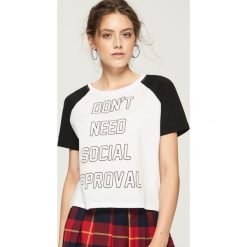 T-shirt z raglanowymi rękawami - Biały. Białe t-shirty damskie Sinsay. W wyprzedaży za 14.99 zł.
