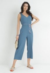 Niebieski Kombinezon z Prążkowanej Dzianiny z Ozdobnym Paskiem Alicen. Niebieskie sukienki damskie Born2be, na lato, l, bez wzorów, z dzianiny, bez kołnierzyka, bez ramiączek. Za 44.99 zł.