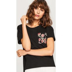 T-shirt z imitacją kieszonki - Czarny. Czarne t-shirty damskie Reserved. Za 39.99 zł.