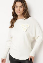 Biały Sweter z Wiskozą o Nietoperzowym Kroju z Aplikacją z Kwiatami Evandora. Białe swetry damskie Born2be, z aplikacjami, z jeansu, eleganckie, bez kołnierzyka, bez ramiączek, długie, bez kaptura. Za 84.99 zł.