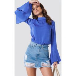 Andrea Hedenstedt x NA-KD Bluzka ze stójką i rozszerzanym rękawem - Blue. Bluzki damskie marki Andrea Hedenstedt x NA-KD. W wyprzedaży za 60.97 zł.