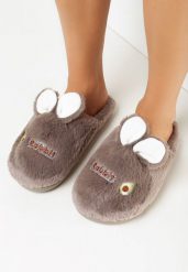 Ciemnobeżowe Pluszowe Kapcie z Królikiem Riui. Brązowe kapcie damskie Born2be, z aplikacjami, z futra, z okrągłym noskiem. Za 39.99 zł.