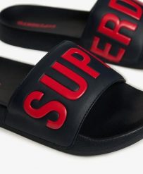 Superdry Pool Sliders – klapki męskie z wyściełanym paskiem i profilowaną. Niebieskie klapki męskie Superdry., z poliesteru, klasyczne. Za 129.00 zł.