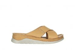 Klapki Bayla-161 022 05 6106 Scissors 161296, Beż, Skóra naturalna - 37. Brązowe klapki damskie Bayla, bez wzorów, z materiału, bez obcasa, na koturnie. W wyprzedaży za 179.10 zł.