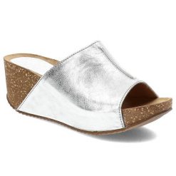 Srebrne Klapki Simen Wygodne Skórzane Buty Na Koturnie. Szare klapki damskie Simen, bez wzorów, ze skóry, bez obcasa, na koturnie, bez zapięcia. Za 249.00 zł.