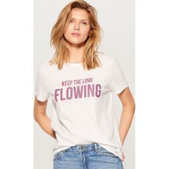 Koszulka z nadrukiem - Biały. T-shirty damskie marki Mohito. Za 39.99 zł.