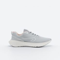 Buty do biegania damskie Kiprun Jogflow 100.1. Białe obuwie sportowe damskie KALENJI, bez wzorów, z kauczuku, do biegania. Za 99.99 zł.