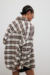 Koszula typu oversize w kratę BEŻOWO BRĄZOWĄ - RENO-S/M. Brązowe koszule damskie Marsala, m, bez wzorów, z bawełny, klasyczne, bez kołnierzyka, bez ramiączek. Za 329.90 zł.