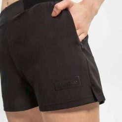 SPODENKI DAMSKIE SZORTY ELLESSE KRÓTKIE KOLOR CZARNY. Czarne szorty sportowe damskie Ellesse, na lato, l, bez wzorów, z materiału, eleganckie, do biegania. Za 126.94 zł.