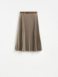 Plisowana spódnica midi z paskiem - brązowy. Brązowe spódnice damskie Reserved, l, bez wzorów, z dzianiny, midi, rozkloszowane. Za 129.99 zł.