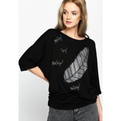 Czarna Bluzka Silver Feather. Czarne bluzki damskie Born2be, z nadrukiem, klasyczne, z dekoltem w łódkę. Za 44.99 zł.