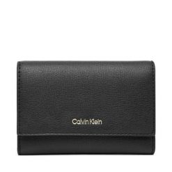 Portfel Calvin Klein. Czarne portfele damskie Calvin Klein, bez wzorów. Za 229.99 zł.
