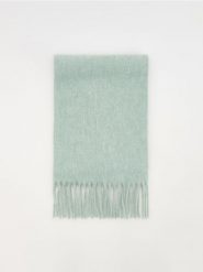 Szalik z frędzlami - jasnozielony. Zielone szaliki i chusty damskie Reserved, bez wzorów. W wyprzedaży za 25.99 zł.