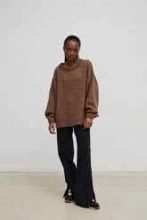Sweter oversize z bufiastymi rękawami w kolorze LIGHT BROWN - RIVERO-UNI. Brązowe swetry damskie Marsala, na lato, bez wzorów, z wełny, klasyczne, bez kołnierzyka, bez ramiączek, bez kaptura. Za 249.90 zł.