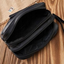 Abruzzo Saszetka męska skórzana do ręki czarna klasyczna ABR-07. Czarne saszetki męskie Abruzzo, klasyczne. Za 155.19 zł.