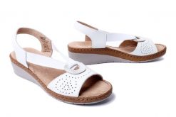 COMFORTABEL 710171-03 weiss, sandały damskie. Białe sandały damskie Comfortabel, bez wzorów, z gumy, bez obcasa, na koturnie, bez zapięcia. Za 284.90 zł.