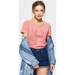 Koszulka z napisem - Różowy. Czerwone t-shirty damskie Cropp, z napisami. Za 19.99 zł.
