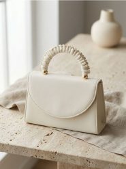 Kopertówka z ozdobnym uchwytem i łańcuszkiem - biały. Białe kopertówki damskie Sinsay, bez wzorów, bez dodatków. Za 39.99 zł.