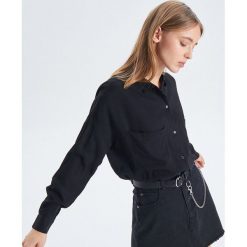 Gładka koszula z kieszeniami - Czarny. Koszule damskie marki Cropp. W wyprzedaży za 39.99 zł.