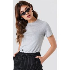 NA-KD Basic T-shirt basic z okrągłym dekoltem - Grey. Szare t-shirty damskie NA-KD Basic, z dzianiny, z klasycznym kołnierzykiem. Za 52.95 zł.