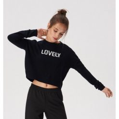 Krótki sweter z hasłem - Czarny. Czarne swetry damskie Sinsay, l, bez wzorów, bez kołnierzyka, bez ramiączek, krótkie, bez kaptura. Za 49.99 zł.