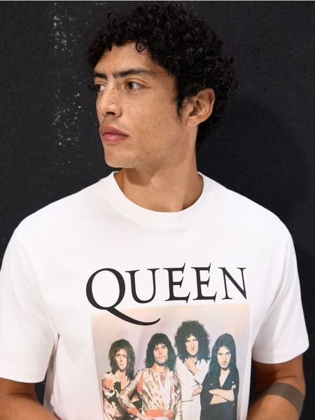 Bawełniany T-shirt Queen - złamana biel. T-shirty męskie Reserved, l, bez wzorów, z bawełny, bez kołnierzyka. Za 79.99 zł.