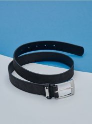 Pasek - czarny. Czarne paski damskie Sinsay, bez wzorów, klasyczne. Za 15.99 zł.