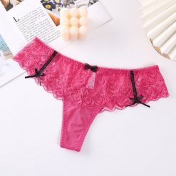 Stringi koronkowe z kokardkami eleganckie Destini. Białe stringi damskie Intica, l, bez wzorów, z koronki. W wyprzedaży za 59.00 zł.