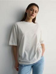 T-shirt oversize - złamana biel. T-shirty damskie Reserved, l, bez wzorów, z bawełny, bez kołnierzyka. W wyprzedaży za 39.99 zł.