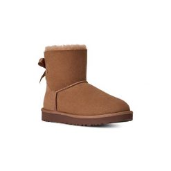 Śniegowce damskie UGG MINI BAILEY BOW II. Brązowe śniegowce i trapery damskie UGG. Za 692.99 zł.
