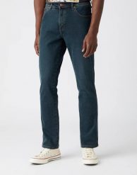 MĘSKIE SPODNIE JEANSOWE WRANGLER TEXAS SLIM DARK DUST W12S2837E 112144749. Spodnie materiałowe męskie Wrangler, l, bez wzorów, z jeansu. Za 199.99 zł.