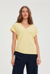 T-shirt z bawełny żółty. Żółte bluzki damskie MOODO, l, bez wzorów, z bawełny, bez kołnierzyka, bez ramiączek. Za 49.99 zł.