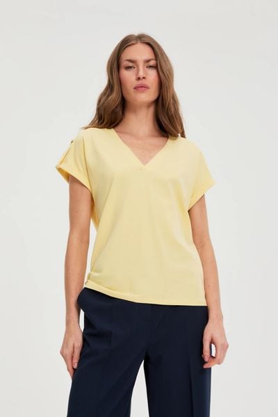 T-shirt z bawełny żółty. Żółte bluzki damskie MOODO, l, bez wzorów, z bawełny, bez kołnierzyka, bez ramiączek. Za 49.99 zł.