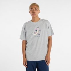 Koszulka męska New Balance MT53941AG – szara. Szare koszulki sportowe męskie New Balance, m, z aplikacjami, z dresówki, bez kołnierzyka, bez ramiączek. Za 139.99 zł.
