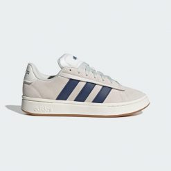 Buty Grand Court Alpha. Białe buty sportowe męskie Adidas, bez wzorów. Za 337.40 zł.