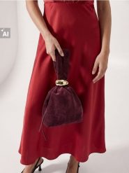 Wieczorowa torebka woreczek z ozdobnym zapięciem - pomarańczowy. Brązowe torebki do ręki damskie Sinsay, bez wzorów, wizytowe, bez dodatków. Za 25.99 zł.