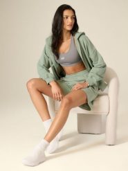 4F Spodenki dresowe damskie - zielone L. Zielone szorty damskie 4f, na lato, l, bez wzorów, z dresówki, z podwyższonym stanem. Za 79.99 zł.