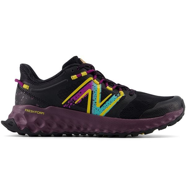 Buty damskie New Balance Fresh Foam Garoé WTGAROF1 – czarne. Czarne obuwie sportowe damskie New Balance, bez wzorów, z materiału, do biegania. Za 299.99 zł.