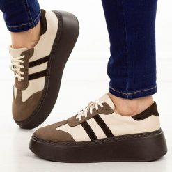 Beżowe skórzane sneakersy damskie Deoni D632. Brązowe półbuty damskie Deoni, na jesień, bez wzorów, z jeansu, eleganckie, z okrągłym noskiem, bez obcasa, na platformie, bez zapięcia. Za 429.00 zł.