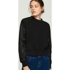 Bluza z połyskującymi rękawami - Czarny. Czarne bluzy damskie Sinsay. Za 69.99 zł.