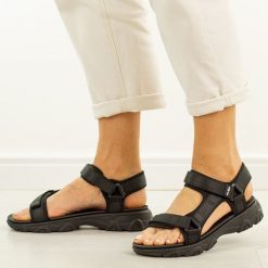 Czarne lekkie sandały damskie Filippo Ds7032/26. Czarne obuwie sportowe damskie Filippo, bez wzorów, z materiału, bez obcasa, na płaskiej podeszwie, bez zapięcia. Za 149.00 zł.